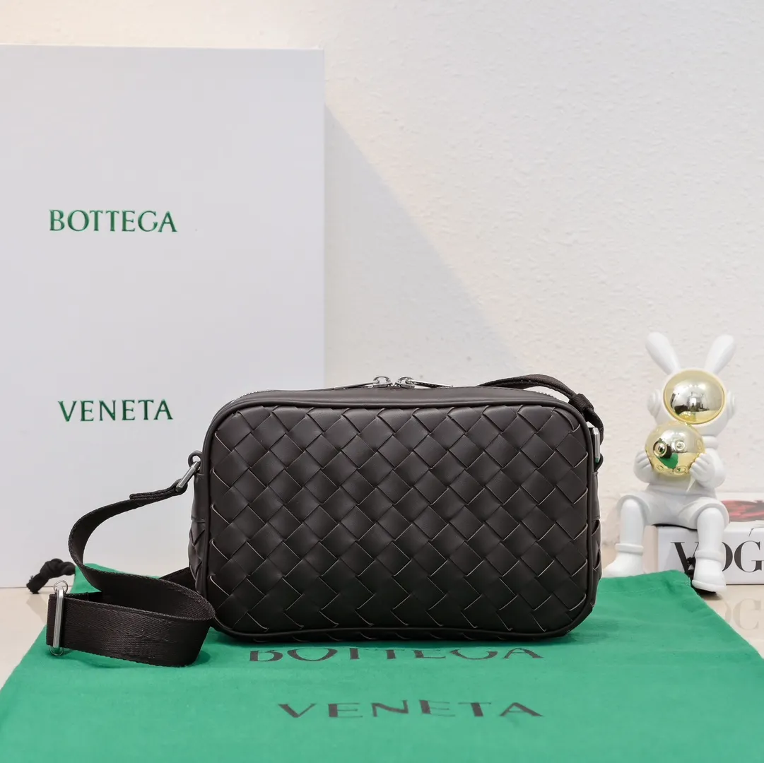 Batch 1480 BV lntrecciato woven leather crossbody bag. The zipper opens and closes, and the space is too large. It meets the daily needs of going out on the street. There are no problems with mobile phones 📱 wallets 👛 power bank 🔋. The weaving process is used, and the texture of the upper body 🔝 is very high-end. Style number: 7100 Size: 25*7.5